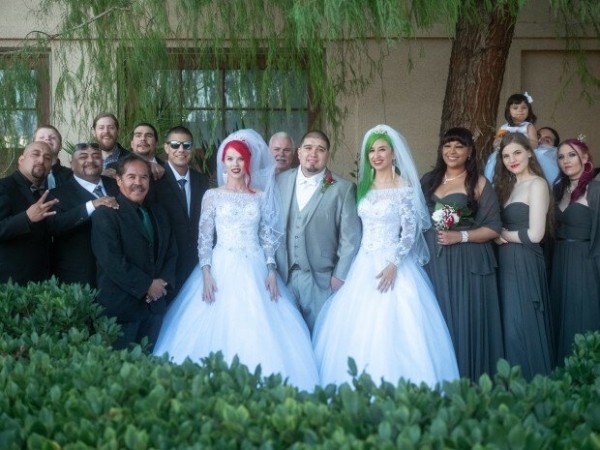 Две американки вышли замуж за одного парня