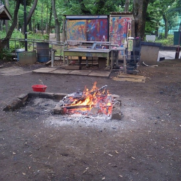 Японский парк, где дети играют с ножами и молотками, жгут костры и прыгают с крыш  (25 фото) Японский парк, где дети играют с ножами и молотками, жгут костры и прыгают с крыш  (25 фото)