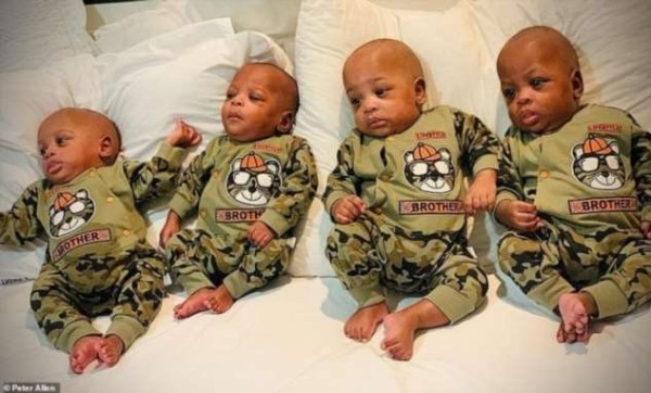 Женщина родила девять младенцев Женщина родила девять младенцев