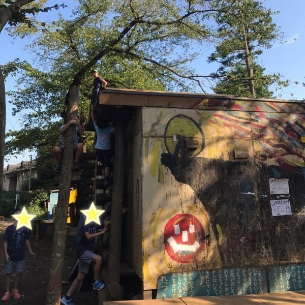 Японский парк, где дети играют с ножами и молотками, жгут костры и прыгают с крыш  (25 фото) Японский парк, где дети играют с ножами и молотками, жгут костры и прыгают с крыш  (25 фото)