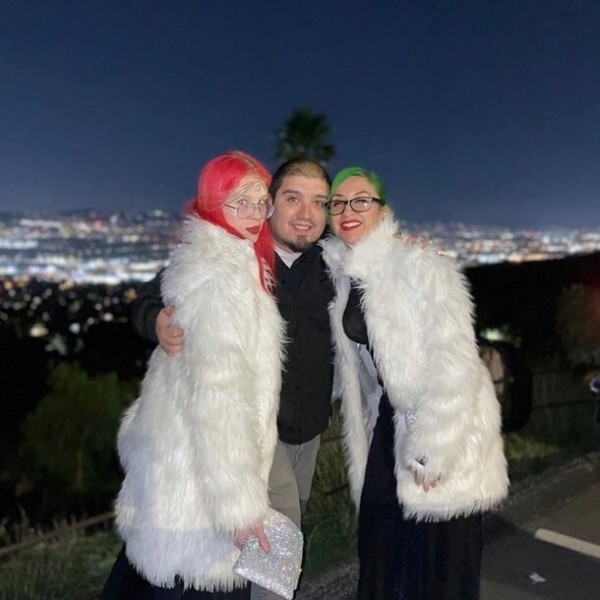 Две американки вышли замуж за одного парня