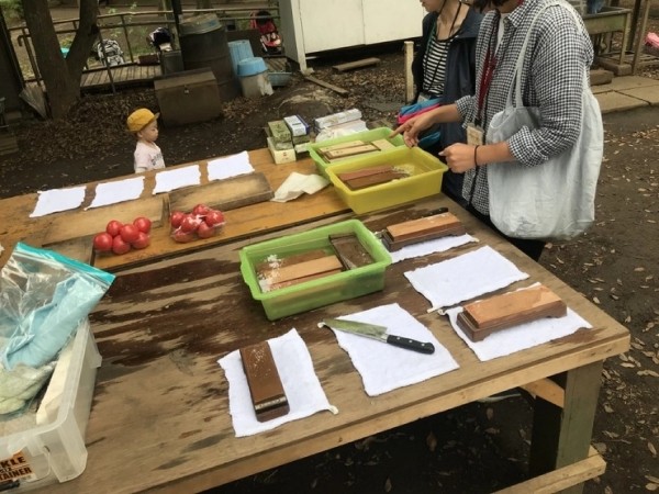 Японский парк, где дети играют с ножами и молотками, жгут костры и прыгают с крыш  (25 фото) Японский парк, где дети играют с ножами и молотками, жгут костры и прыгают с крыш  (25 фото)