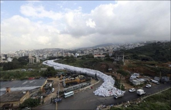 Река из мусора на улицах Бейрута (8 фото)