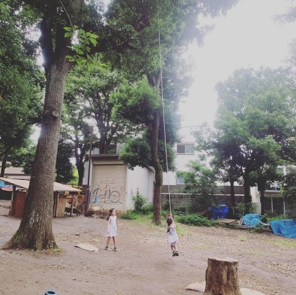 Японский парк, где дети играют с ножами и молотками, жгут костры и прыгают с крыш  (25 фото) Японский парк, где дети играют с ножами и молотками, жгут костры и прыгают с крыш  (25 фото)