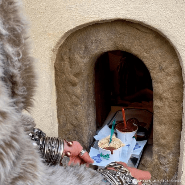 Зачем богатые флорентийцы делали маленькие окошки у цоколей своих домов Зачем богатые флорентийцы делали маленькие окошки у цоколей своих домов