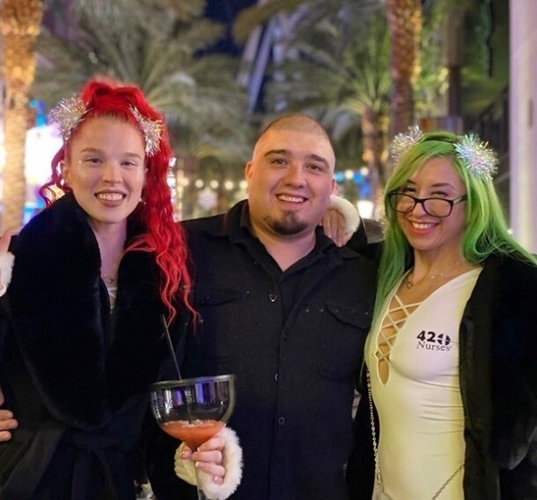 Две американки вышли замуж за одного парня