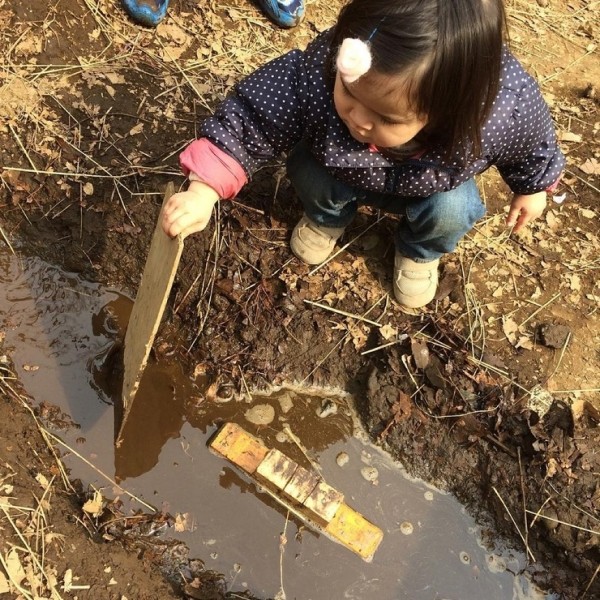 Японский парк, где дети играют с ножами и молотками, жгут костры и прыгают с крыш  (25 фото) Японский парк, где дети играют с ножами и молотками, жгут костры и прыгают с крыш  (25 фото)
