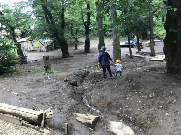 Японский парк, где дети играют с ножами и молотками, жгут костры и прыгают с крыш  (25 фото) Японский парк, где дети играют с ножами и молотками, жгут костры и прыгают с крыш  (25 фото)