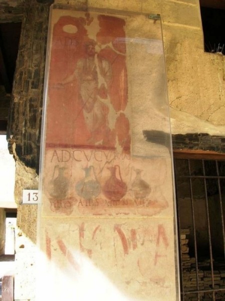 Реклама выпивки возрастом почти 2 тысячи лет у дверей таберны «AD CUCUMAS» в Геркулануме