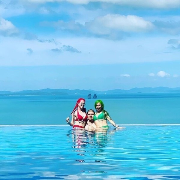 Две американки вышли замуж за одного парня