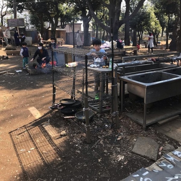 Японский парк, где дети играют с ножами и молотками, жгут костры и прыгают с крыш  (25 фото) Японский парк, где дети играют с ножами и молотками, жгут костры и прыгают с крыш  (25 фото)