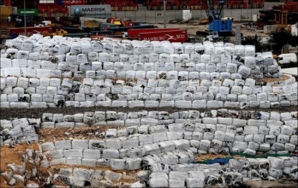 Река из мусора на улицах Бейрута (8 фото)