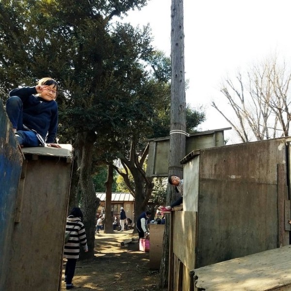 Японский парк, где дети играют с ножами и молотками, жгут костры и прыгают с крыш  (25 фото) Японский парк, где дети играют с ножами и молотками, жгут костры и прыгают с крыш  (25 фото)