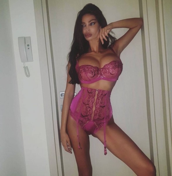 Сорайя Вучелич на фото из Instagram (ночной контент 18+) (17 фото) Сорайя Вучелич на фото из Instagram (ночной контент 18+) (17 фото)