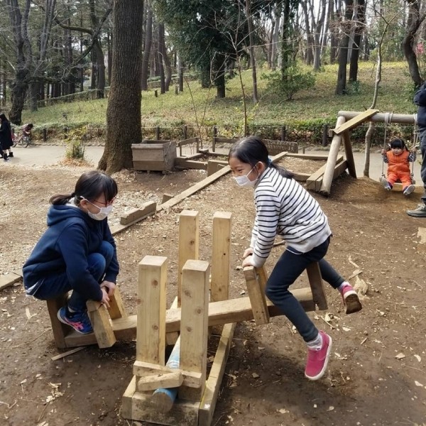 Японский парк, где дети играют с ножами и молотками, жгут костры и прыгают с крыш  (25 фото) Японский парк, где дети играют с ножами и молотками, жгут костры и прыгают с крыш  (25 фото)