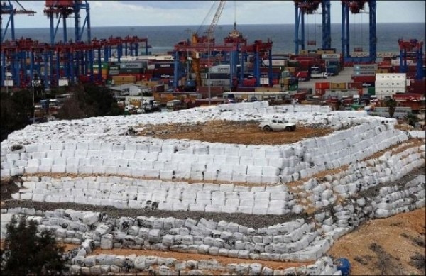 Река из мусора на улицах Бейрута (8 фото)