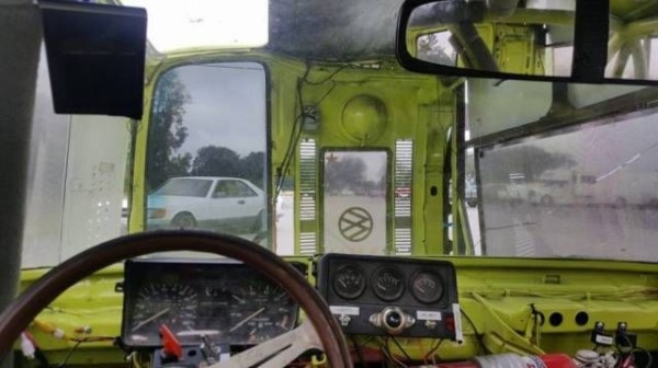 Volkswagen T2 умеет ездить на одном боку (7 фото)