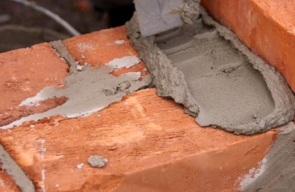 Для чего строители кладут в воду кирпич перед каждой кладкой