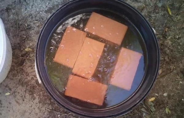 Для чего строители кладут в воду кирпич перед каждой кладкой