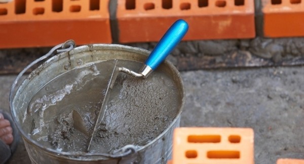 Для чего строители кладут в воду кирпич перед каждой кладкой