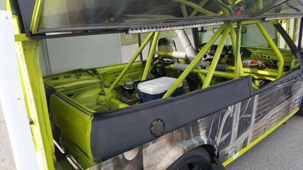 Volkswagen T2 умеет ездить на одном боку (7 фото)