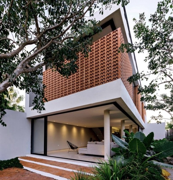 Дом из необычного кирпича в Мексике