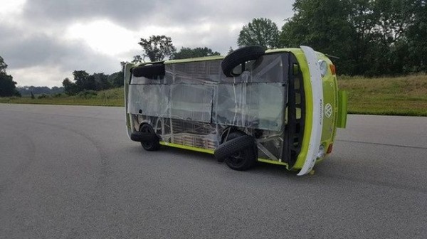 Volkswagen T2 умеет ездить на одном боку (7 фото)