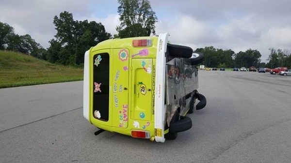 Volkswagen T2 умеет ездить на одном боку (7 фото)