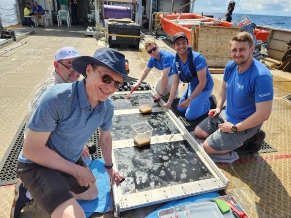 Со дна Тихого океана подняли загадочные сферы из межзвёздного пространства