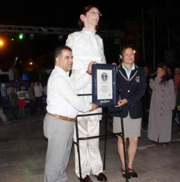 Самая высокая девушка в мире (8 фото) Самая высокая девушка в мире (8 фото)