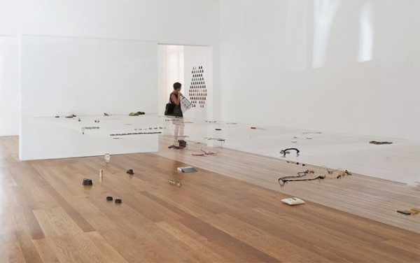 «Невидимый» выставочный стол от Fernando Brízio (11 фото) «Невидимый» выставочный стол от Fernando Brízio (11 фото)