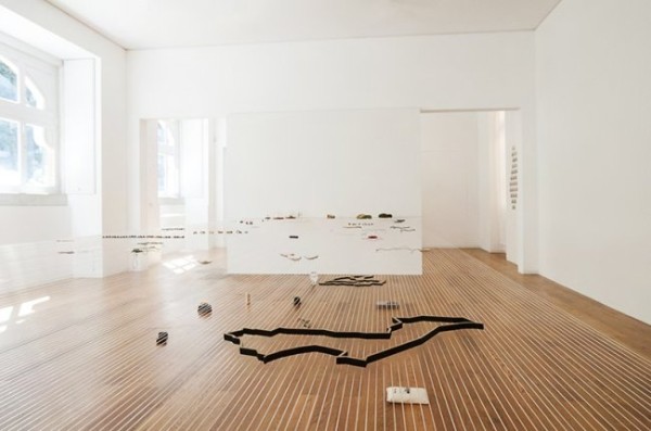 «Невидимый» выставочный стол от Fernando Brízio (11 фото) «Невидимый» выставочный стол от Fernando Brízio (11 фото)