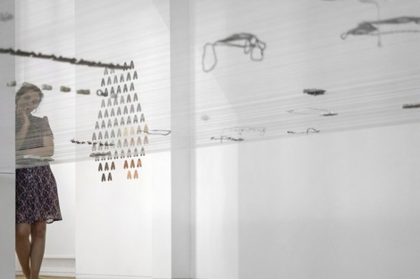 «Невидимый» выставочный стол от Fernando Brízio (11 фото) «Невидимый» выставочный стол от Fernando Brízio (11 фото)