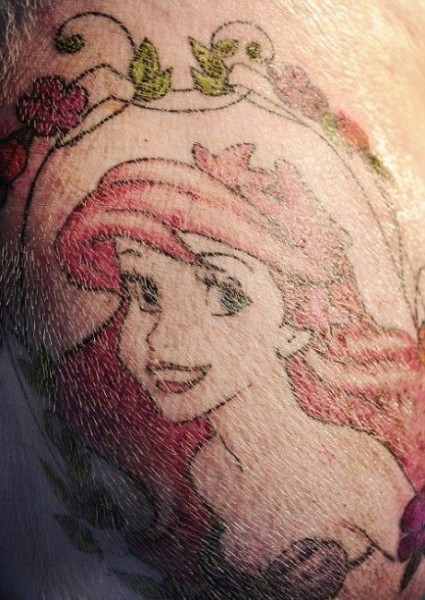 Мастер нанесения татуировок на свиней (10 фото) Мастер нанесения татуировок на свиней (10 фото)