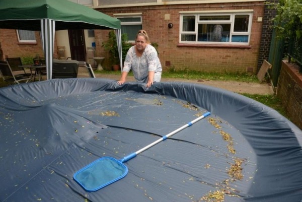 Эту женщину заставляют убрать детский бассейн, потому что в нем может утонуть грабитель Эту женщину заставляют убрать детский бассейн, потому что в нем может утонуть грабитель