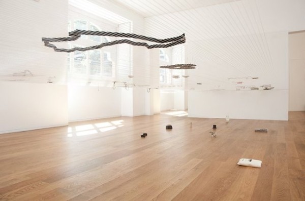 «Невидимый» выставочный стол от Fernando Brízio (11 фото) «Невидимый» выставочный стол от Fernando Brízio (11 фото)