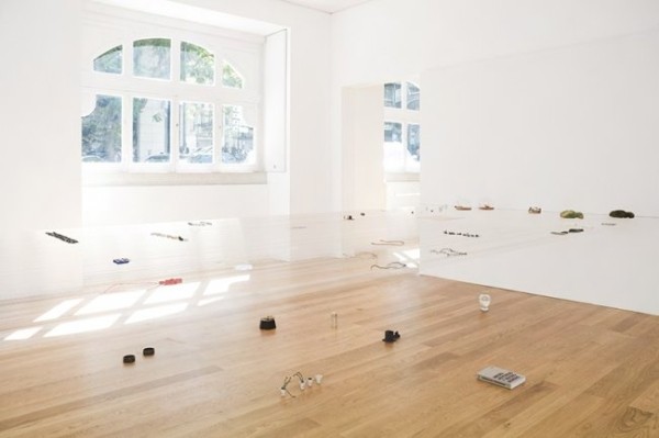 «Невидимый» выставочный стол от Fernando Brízio (11 фото) «Невидимый» выставочный стол от Fernando Brízio (11 фото)