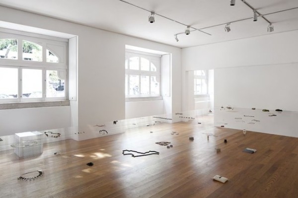 «Невидимый» выставочный стол от Fernando Brízio (11 фото) «Невидимый» выставочный стол от Fernando Brízio (11 фото)