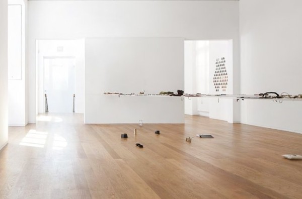 «Невидимый» выставочный стол от Fernando Brízio (11 фото) «Невидимый» выставочный стол от Fernando Brízio (11 фото)