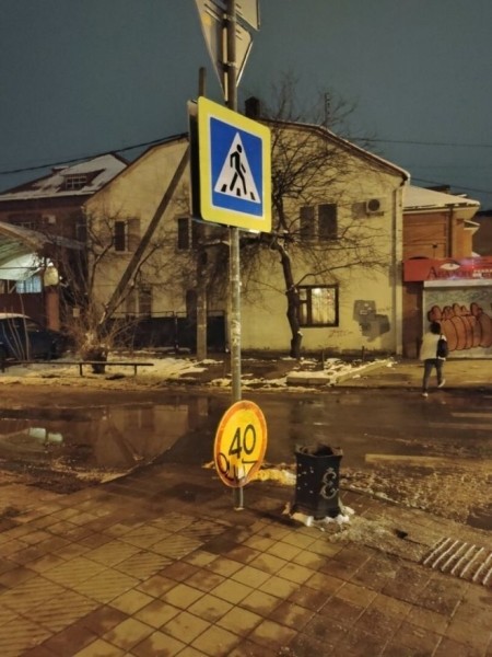 22 забавных и странных дорожных знака, которые поднимут вам настроение 22 забавных и странных дорожных знака, которые поднимут вам настроение