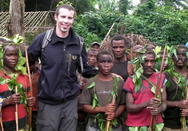 Любовные многоугольники и смерть от суеверий: первобытная реальность племени пигмеев Любовные многоугольники и смерть от суеверий: первобытная реальность племени пигмеев