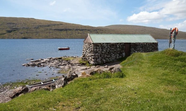 Секрет озера Сёрвогсватн, которое словно парит над океаном