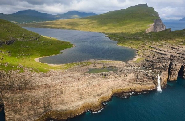 Секрет озера Сёрвогсватн, которое словно парит над океаном