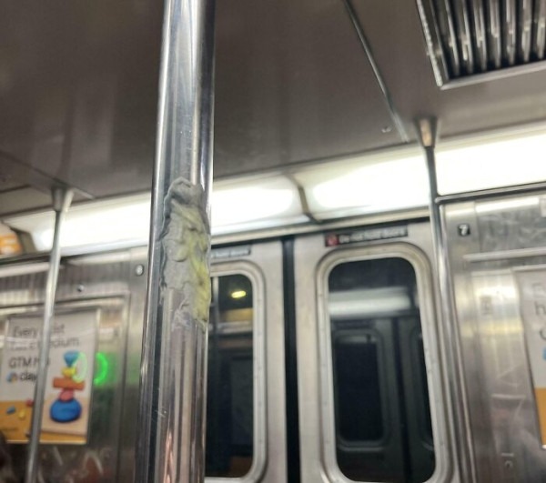 Они просто едут по своим делам — и плевать на всех остальных: 22 кадра из общественного транспорта Они просто едут по своим делам — и плевать на всех остальных: 22 кадра из общественного транспорта