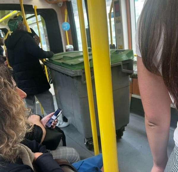 Они просто едут по своим делам — и плевать на всех остальных: 22 кадра из общественного транспорта Они просто едут по своим делам — и плевать на всех остальных: 22 кадра из общественного транспорта