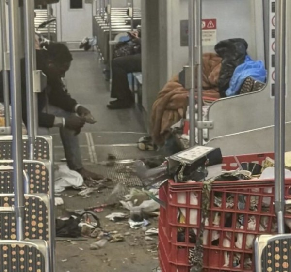 Они просто едут по своим делам — и плевать на всех остальных: 22 кадра из общественного транспорта Они просто едут по своим делам — и плевать на всех остальных: 22 кадра из общественного транспорта