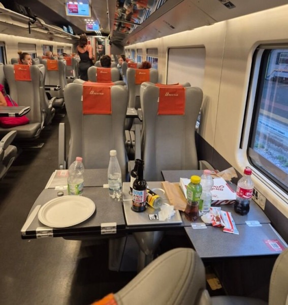 Они просто едут по своим делам — и плевать на всех остальных: 22 кадра из общественного транспорта Они просто едут по своим делам — и плевать на всех остальных: 22 кадра из общественного транспорта