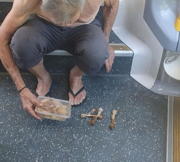 Они просто едут по своим делам — и плевать на всех остальных: 22 кадра из общественного транспорта Они просто едут по своим делам — и плевать на всех остальных: 22 кадра из общественного транспорта