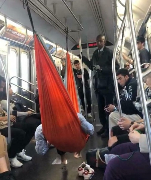 Они просто едут по своим делам — и плевать на всех остальных: 22 кадра из общественного транспорта Они просто едут по своим делам — и плевать на всех остальных: 22 кадра из общественного транспорта