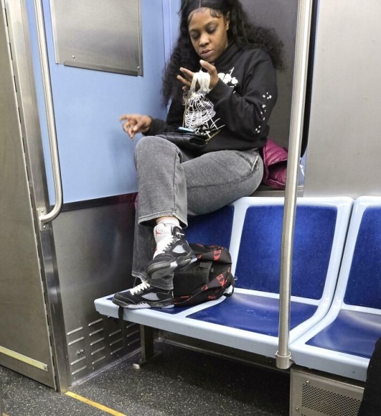 Они просто едут по своим делам — и плевать на всех остальных: 22 кадра из общественного транспорта Они просто едут по своим делам — и плевать на всех остальных: 22 кадра из общественного транспорта